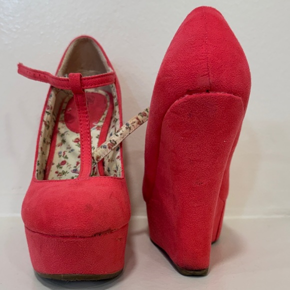 Bordello Women's Vibrant pink T-Strap Heels - Picture 5 of 10